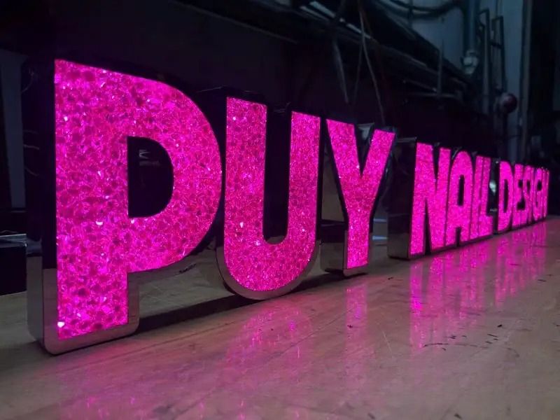 chu-inox-hat-nhua-kim-cuong